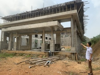 Xây nhà đa năng trường học ở Hà Tĩnh: Công trình dở dang, nhà thầu chưa chịu thi công