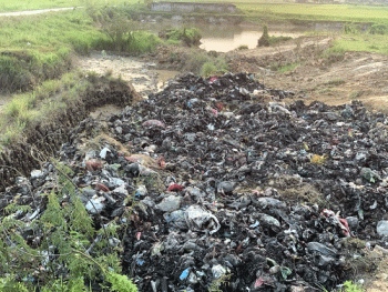 Hà Tĩnh: Chính quyền xã chỉ đạo chôn lấp hàng chục khối rác thải xuống ao hồ?