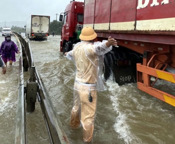 Dầm mình trong mưa lũ, đảm bảo an toàn cho người dân