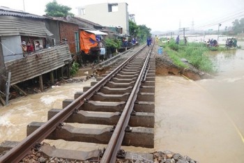 Quảng Ngãi: Nước lũ "khoét" trơ khung đường sắt, tàu khách Bắc - Nam tê liệt