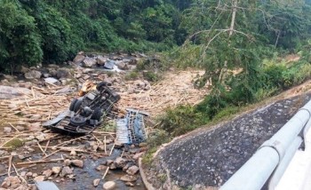 Nghệ An: Lật xe chở keo trong đêm, tài xế bị thương nặng, tử vong