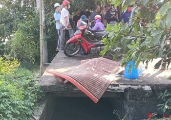 Hà Tĩnh: Người đàn ông chết bất thường dưới mương nước bên chiếc xe máy có can xăng