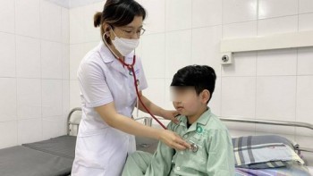 Bé trai 10 tuổi suy tuyến thượng thận vì dùng thuốc xịt mũi có