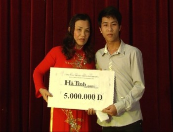 Trang tin tổng hợp Hatinhnews trao tặng 5 triệu đồng cho phụ nữ, trẻ em nghèo Cẩm Xuyên