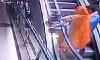 Mải chụp ảnh, mẹ đánh rơi con từ thang cuốn tầng 3 xuống đất