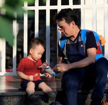 Nhạc sĩ Đức Huy kể chuyện làm bố lần 5 ở tuổi 71