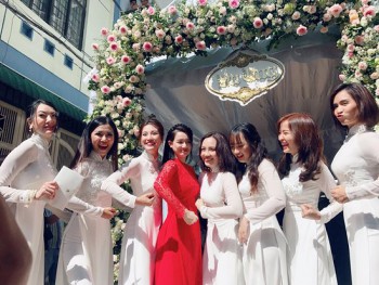 Nhã Phương mặc áo dài đỏ, thẹn thùng bên Trường Giang trong lễ rước dâu