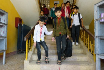 Cậu bé người Thái 7 năm đến trường trên đôi chân bạn