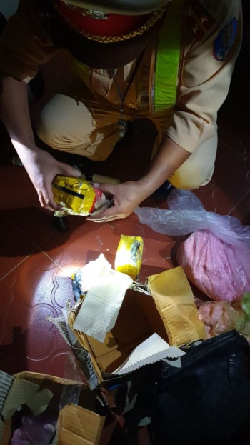 CSGT Thanh Hóa bắt giữ 2 vụ vận chuyển số lượng lớn ma túy trên đường đi tiêu thụ