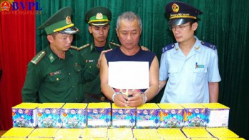 Bắt giữ tài xế giấu 46 kg pháo trong ô tô đang nhập cảnh vào Việt Nam
