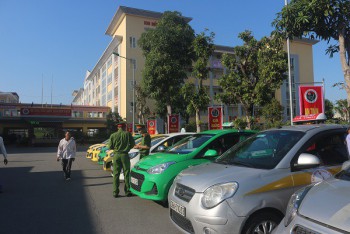 Hà Tĩnh:  Niêm yết đường dây nóng của công an trên xe taxi, quán karaoke
