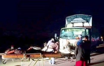 Nghệ An:  3 người đi xe máy tử vong sau cú va chạm kinh hoàng với xe tải