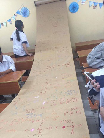 Cô giáo gắn cuộn công thức “khổng lồ” trong lớp để học sinh khỏi quên bài
