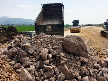 Dự án trăm tỷ có dấu hiệu thi công thiếu trách nhiệm - Kỳ 2: Vẫn sử dụng đất lẫn đá để san lấp nền đường