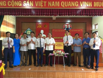 TRƯỜNG THPT NGUYỄN ĐÌNH LIỄN: TRƯỜNG PHỔ THÔNG ĐẦU TIÊN Ở HÀ TĨNH XUẤT BẢN LỊCH SỬ ĐẢNG BỘ