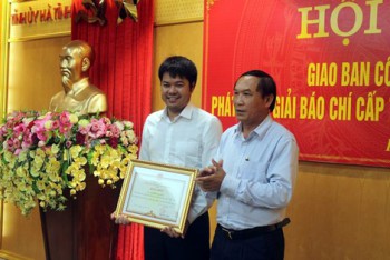 Hà Tĩnh:  Chủ tịch UBND tỉnh tặng Bằng khen phóng viên báo Dân trí sau nhiều đóng góp hoạt động nhân ái