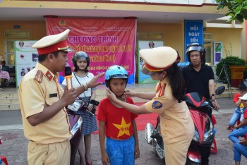 Hà Tĩnh: Công an phát miễn phí 1000 mũ bảo hiểm cho học sinh tham gia giao thông