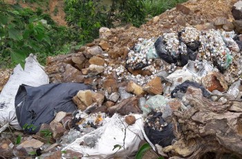 Hương Khê (Hà Tĩnh): Đổ trộm rác thải y tế ra đường giao thông
