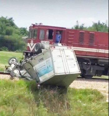 Tàu hỏa va chạm với ô tô tải trên đường sắt Bắc - Nam, 1 người bị thương nặng