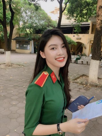 Nữ sinh mặc quân phục gây chú ý trong kỳ thi THPT quốc gia