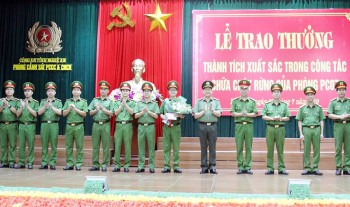 Trao thưởng thành tích trong công tác chữa cháy rừng