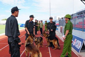 Cận cảnh hoạt động siết chặt an ninh sân vận động Hà Tĩnh trước "trận đại chiến"
