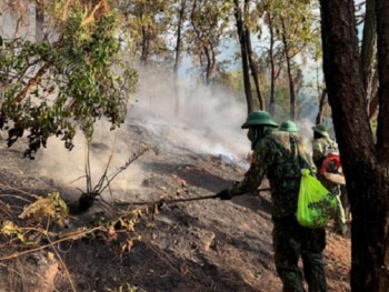 Hà Tĩnh: Cháy rừng bùng phát trở lại chỉ cách nhà dân 100m