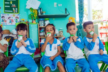 Trẻ em Quảng Ngãi phấn khởi với ‘Sữa học đường’