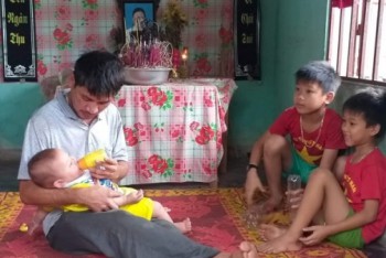 Mẹ mất đột ngột, 3 đứa trẻ đói khát thẫn thờ bên người cha nghèo khó