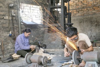 Hà Tĩnh: Làng rèn Trung Lương nguy cơ “tắt lửa”Hà Tĩnh: Làng rèn Trung Lương nguy cơ “tắt lửa”