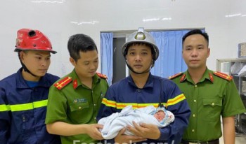 Cảnh sát giải cứu bé trai sơ sinh bị bỏ ở khe tường