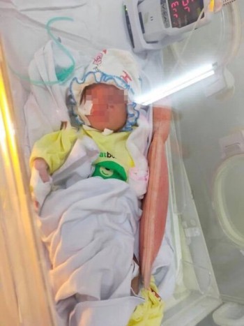Đã xác định được mẹ bé trai sơ sinh 2,2kg bị bỏ rơi trong khe tường ở Hà Nội