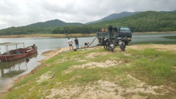 Ai tiếp tay cho khai thác cát trái phép trên lòng hồ chùa Hương Tích?