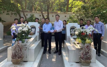 Hà Tĩnh: Trao 10 suất quà cho thân nhân mười cô gái Ngã ba Đồng Lộc