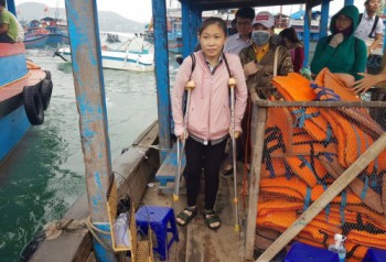 “Cô giáo đi nạng” tiếp tục vượt biển dạy học trên đảo Trí Nguyên