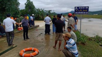 Dắt xe máy qua cầu tràn, 2 thanh niên Hà Tĩnh bị nước lũ cuốn trôi