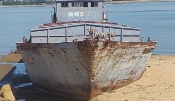 Tàu vô chủ có chữ nước ngoài, dạt vào biển Hà Tĩnh được đem ra bán đấu giá gần 600 triệu đồng