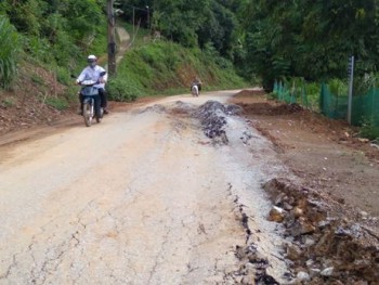Con Cuông - Nghệ An: Đường giao thông nông thôn chưa làm xong đã hỏng