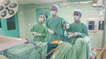 Quảng Bình: Nhịn tiểu nhiều giờ trên xe khách, 1 cụ bà nhập viện vì vỡ bàng quang
