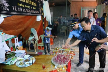 Vụ tai nạn 5 người chết ở Nghệ An: Xé lòng cảnh bố mẹ già, con thơ vái tạ