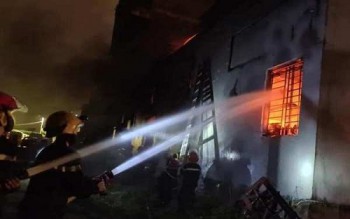 Hà Tĩnh: Cháy nhà kho giữa lúc mưa to