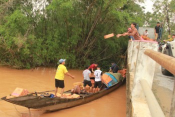 Lũ lên làm sập nhà lúc rạng sáng, khiến mẹ gãy tay và con gái 2 tuổi tử vong