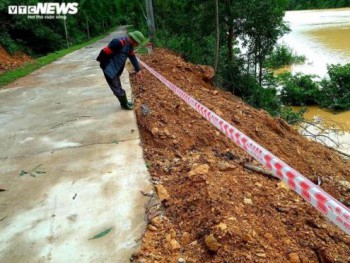 Mưa lớn gây sạt lở, nhiều tuyến đường, kè biển ở Hà Tĩnh bị chia cắt