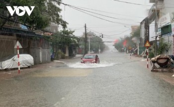 Lũ lên nhanh, nhiều địa phương ở Hà Tĩnh phải sơ tán dân khỏi vùng nguy hiểm