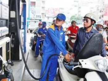 Giá xăng giảm, giá dầu tăng