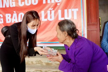 Công Vinh - Thủy Tiên: "Số tiền cứu trợ này là của người dân cả nước gửi đến đồng bào miền Trung"