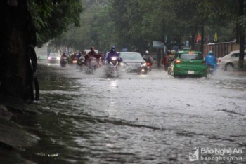 Mưa lớn do hoàn lưu bão số 9, Thành phố Vinh chìm trong biển nước