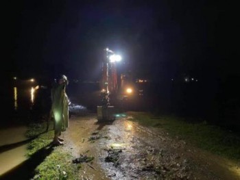 Người Hà Tĩnh dầm mưa xuyên đêm đắp đê chống lũ cứu hơn 400 hộ dân