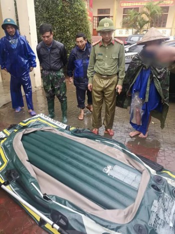 Hà Tĩnh: Tạm giữ đối tượng chém thủng thuyền cứu hộ đang chở người tàn tật đi tránh lũ