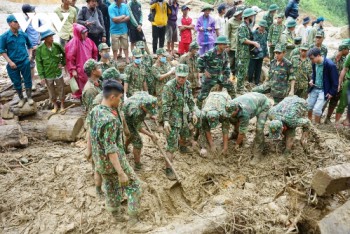 Bộ đội dầm mưa tìm người mất tích ở Trà Leng